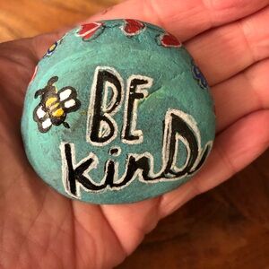 🌹🌹🌹SOLD🌹🌹
HAND-PAINTED BEE KIND ROCK